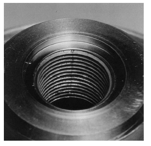Photograph of the neck threads and O-ring gland reaion of a American DOT-3AL3000 cylinder. A slight smudge runs down the threads in a straight line. This is a tool stop mark NOT a crack and is produced during the neck threading operation in manufacture.